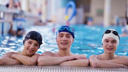 Picture of three teenagers in a swimming pool