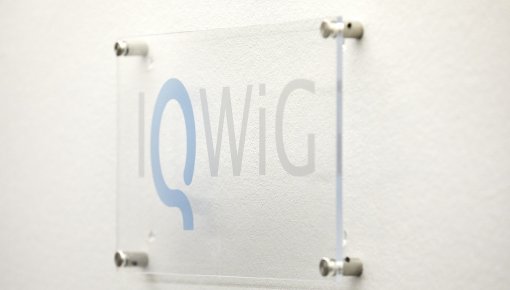 Photo of IQWiG logo on a sign